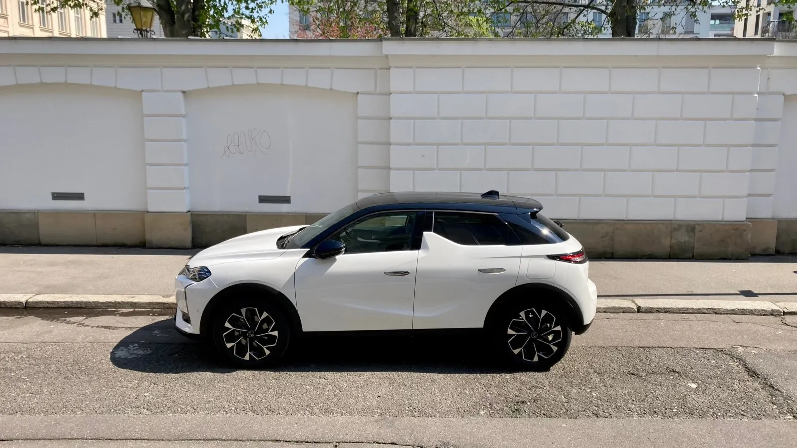 Die typische Finne in der B-Säule ist ebenfalls ein bekanntes Design-Merkmal des kleinen französischen SUVs.