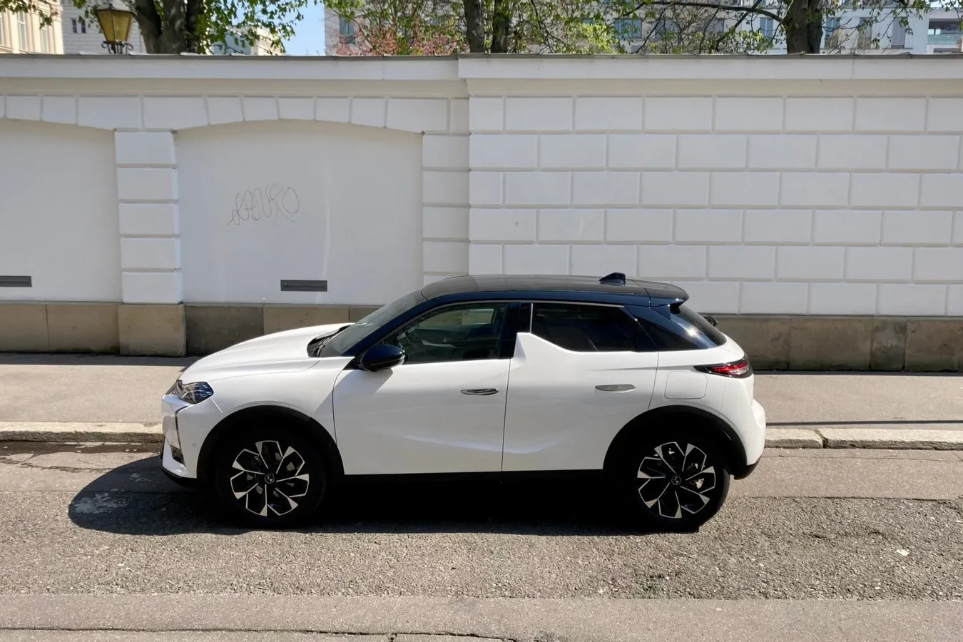 Die typische Finne in der B-Säule ist ebenfalls ein bekanntes Design-Merkmal des kleinen französischen SUVs.