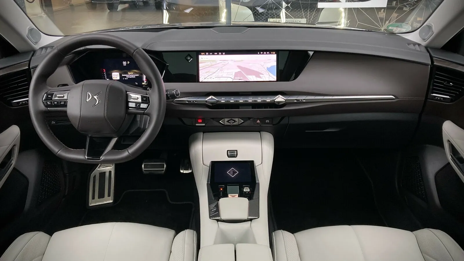 Reduziertes Interieur-Design, der 10-Zoll-Touchscreen und Digitalinstrumente sind Serie.