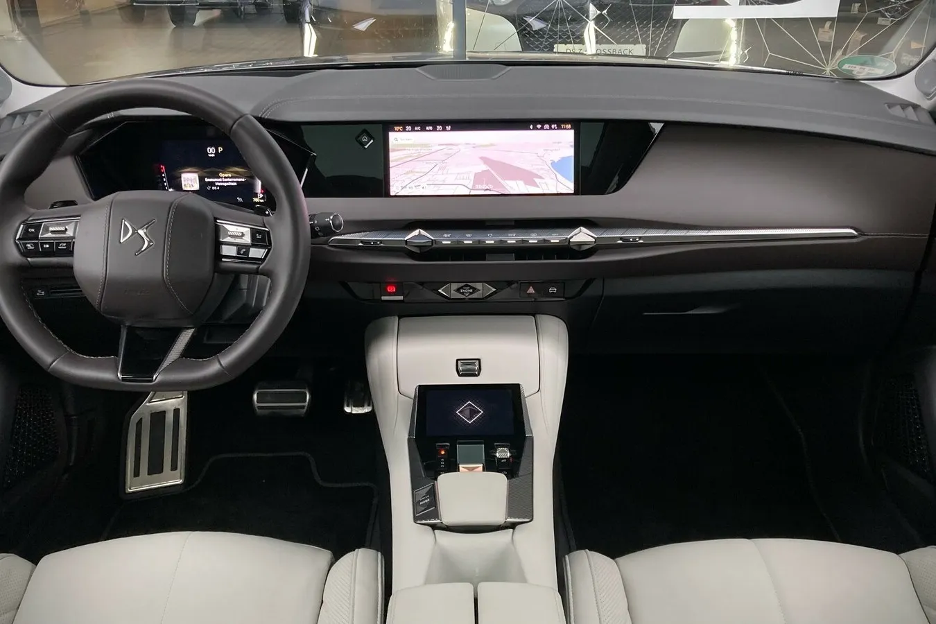 Reduziertes Interieur-Design, der 10-Zoll-Touchscreen und Digitalinstrumente sind Serie.