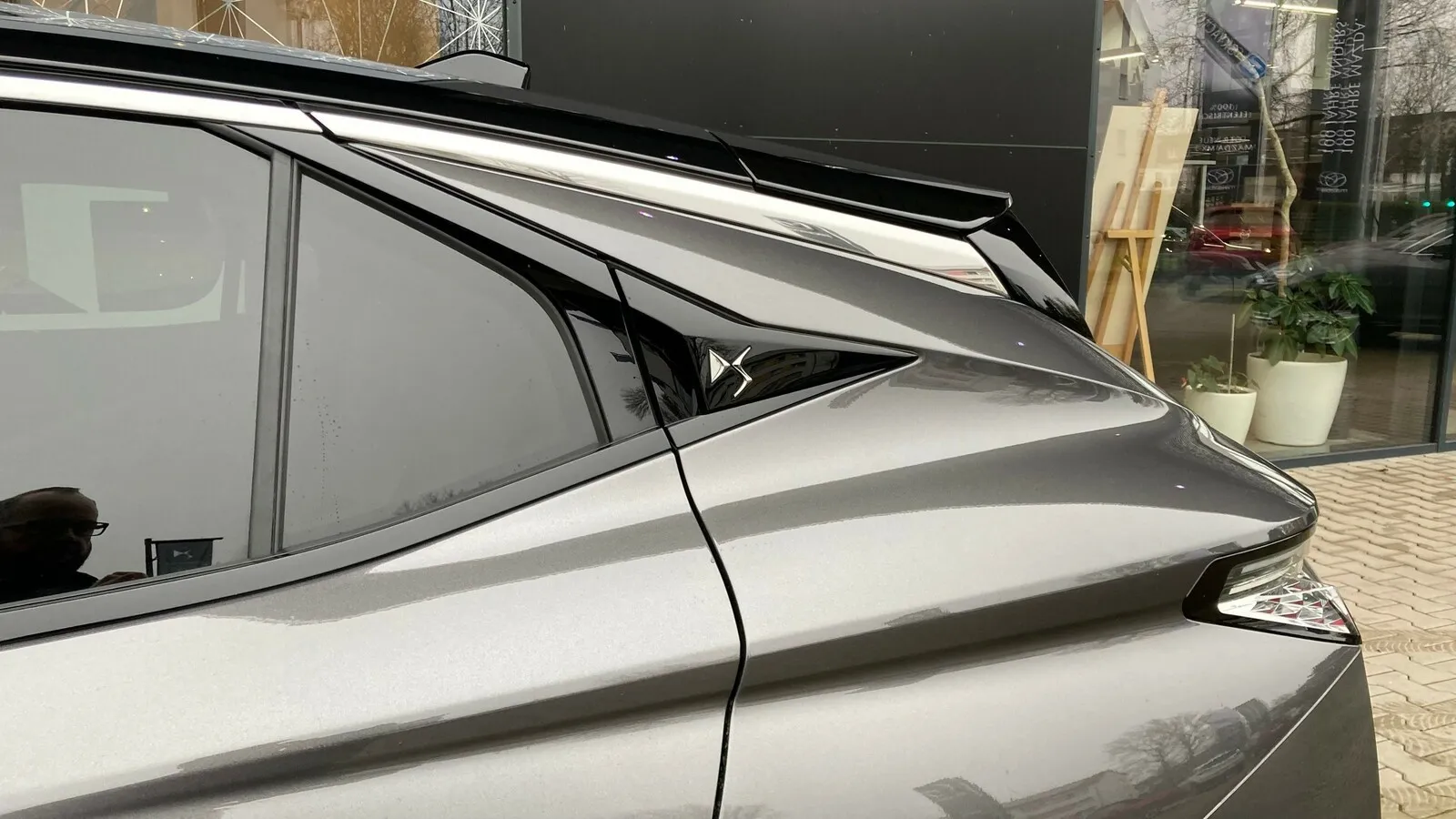 DS-Logo in der C-Säule, die ein wenig an den gerade abgelösten Opel Astra erinnert.
