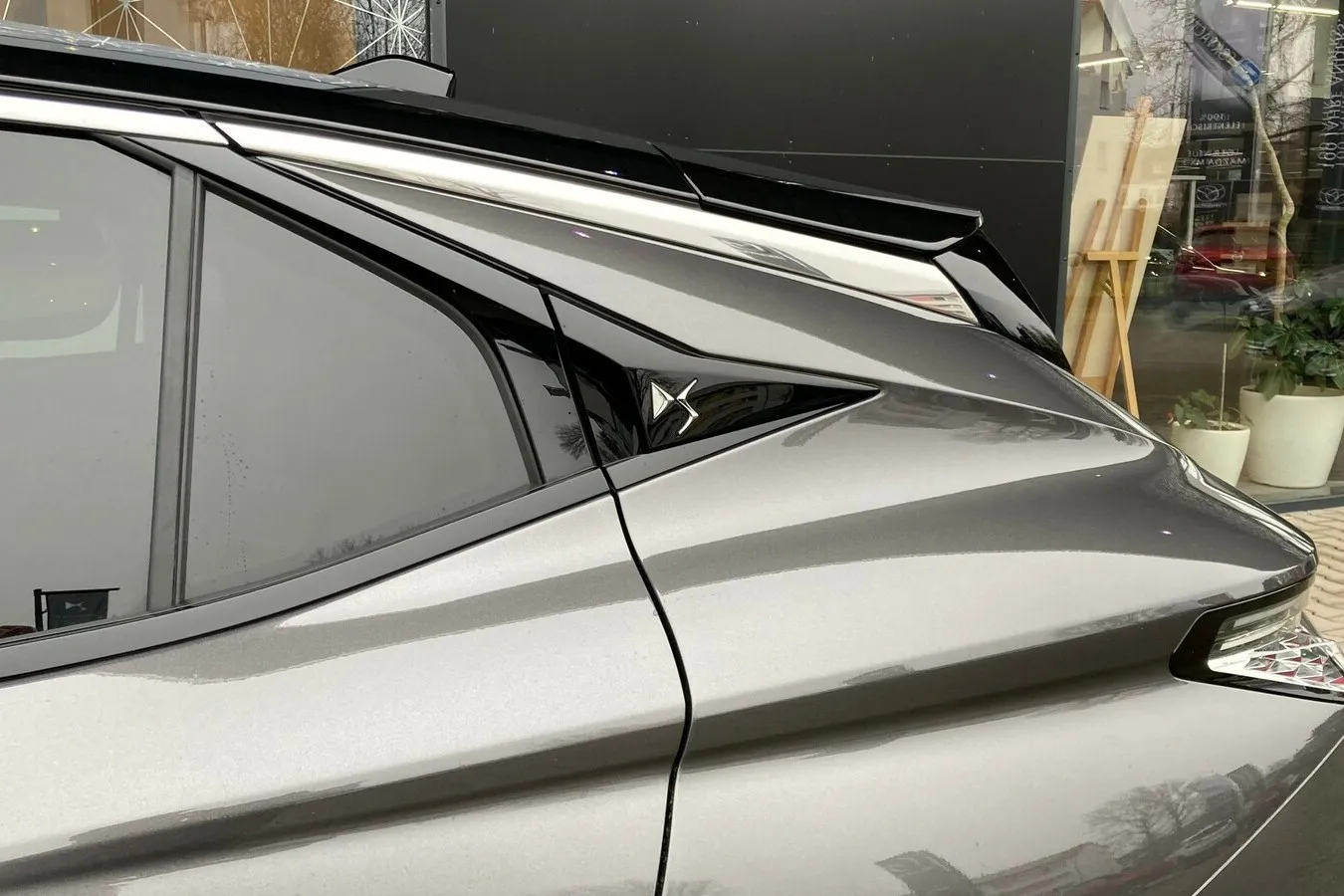 DS-Logo in der C-Säule, die ein wenig an den gerade abgelösten Opel Astra erinnert.