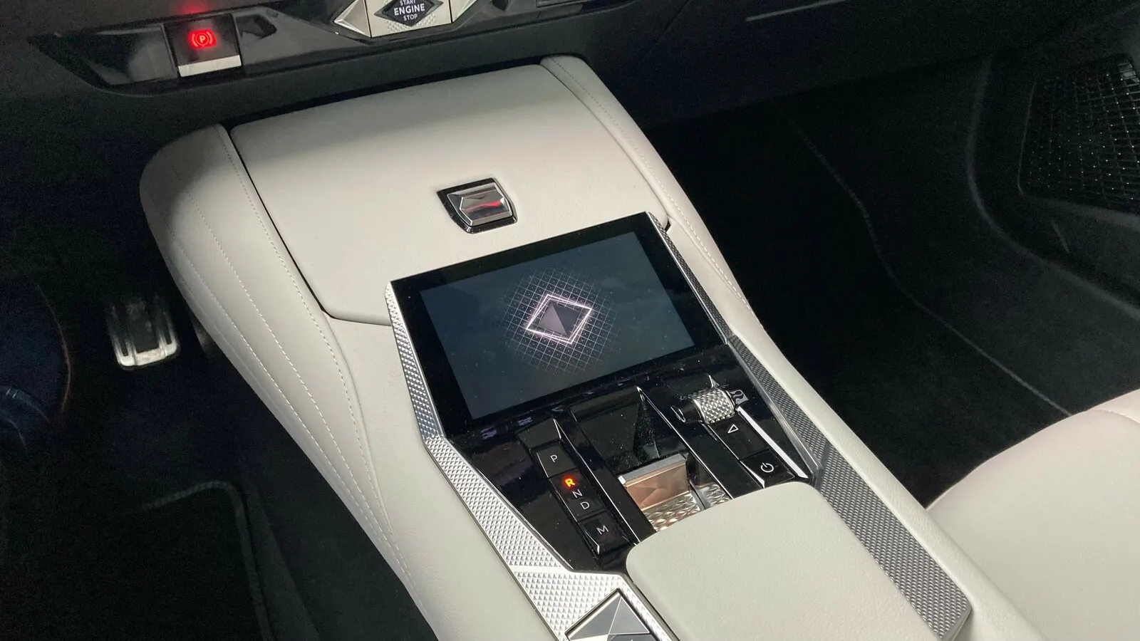 Zusätzlicher 5-Zoll-Touchscreen in der Mittelkonsole zur Bedienung vorkonfigurierter Funktionen.