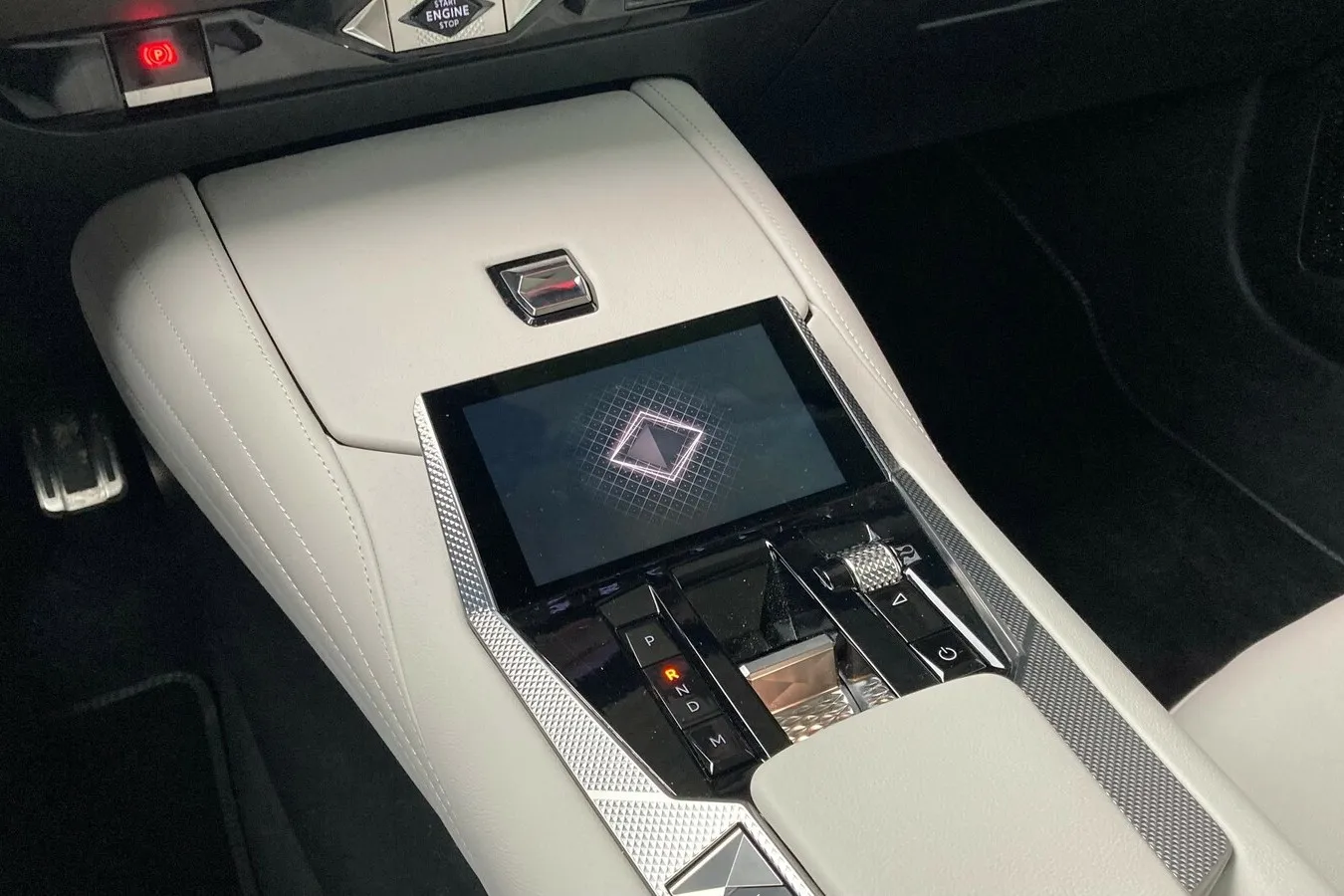 Zusätzlicher 5-Zoll-Touchscreen in der Mittelkonsole zur Bedienung vorkonfigurierter Funktionen.