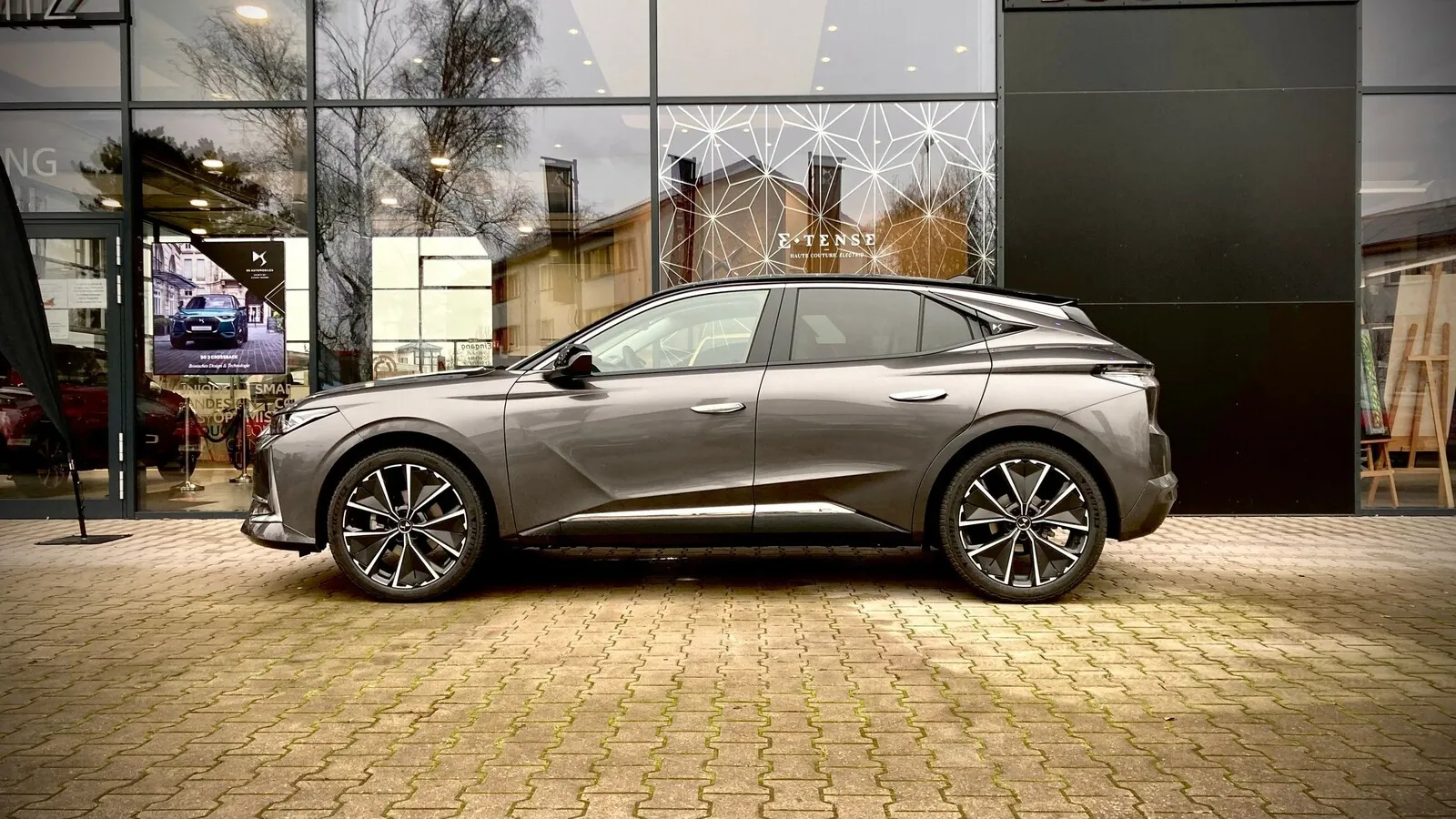 Die Seitenlinie zeigt´s: Der DS 4 ist eine Mischung aus Steilheck, Coupé und SUV, 19-Zoll-Räder sind Serie (Ausnahme Basis Bastille).