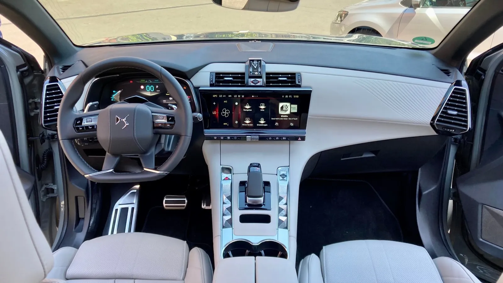 Der 12-Zoll-Touchscreen und die 12,3-Zoll-Digitalinstrumente sind immer an Bord des SUVs aus Frankreich.