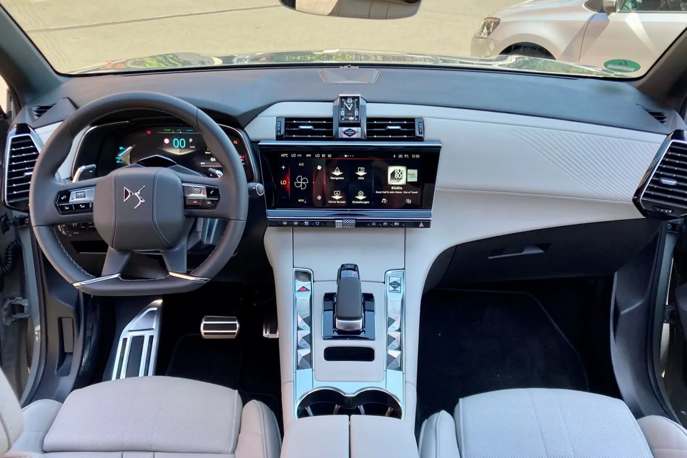 Der 12-Zoll-Touchscreen und die 12,3-Zoll-Digitalinstrumente sind immer an Bord des SUVs aus Frankreich.