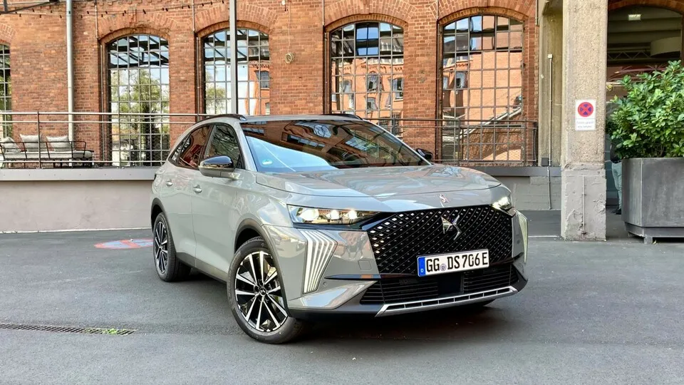 Neuer Look für den DS 7: Der Franzose kommt mit modernerem Grill und neuen Tagfahr-LEDs im Vier-Streifen-Design.