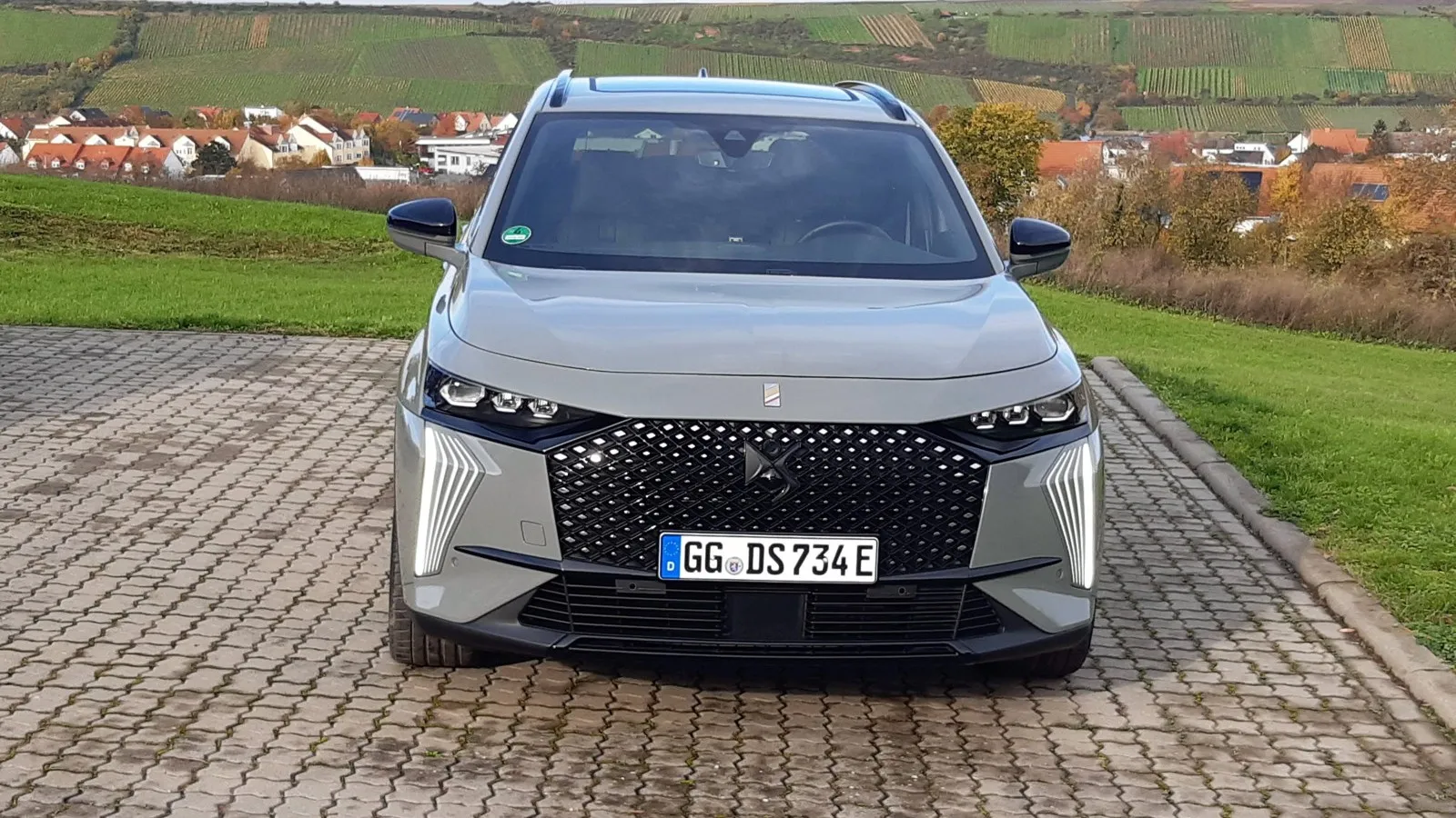 Ein mächtiger Kühlergrill und das prägnante Tagfahrlicht kennzeichnen das französische Premium-SUV.