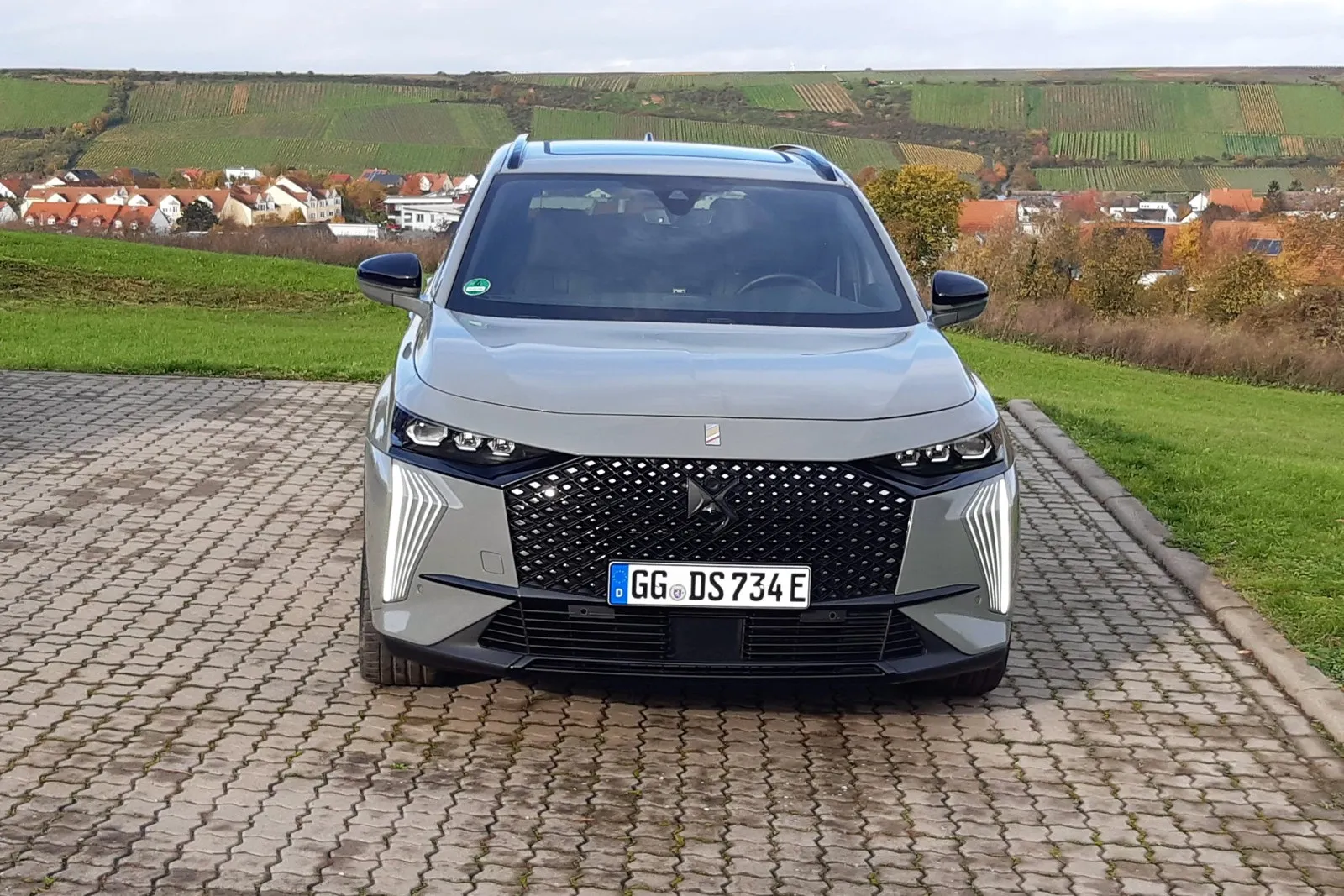 Ein mächtiger Kühlergrill und das prägnante Tagfahrlicht kennzeichnen das französische Premium-SUV.