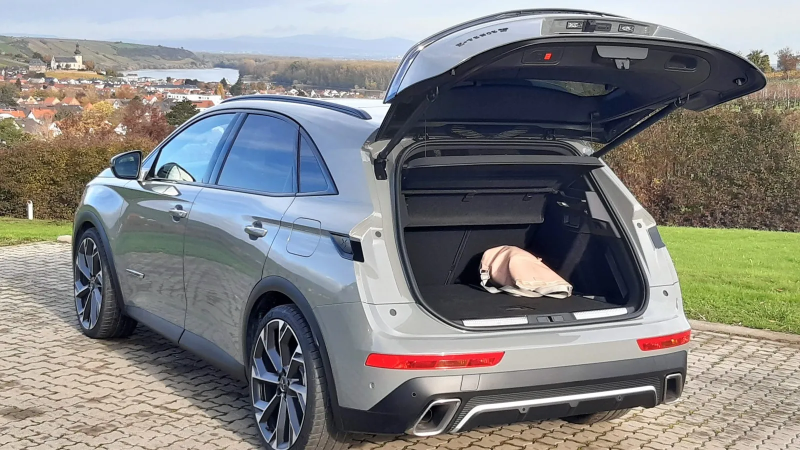 Hinter der Heckklappe steht im SUV ein Stauvolumen von 555 bis 1.750 Liter bereit.