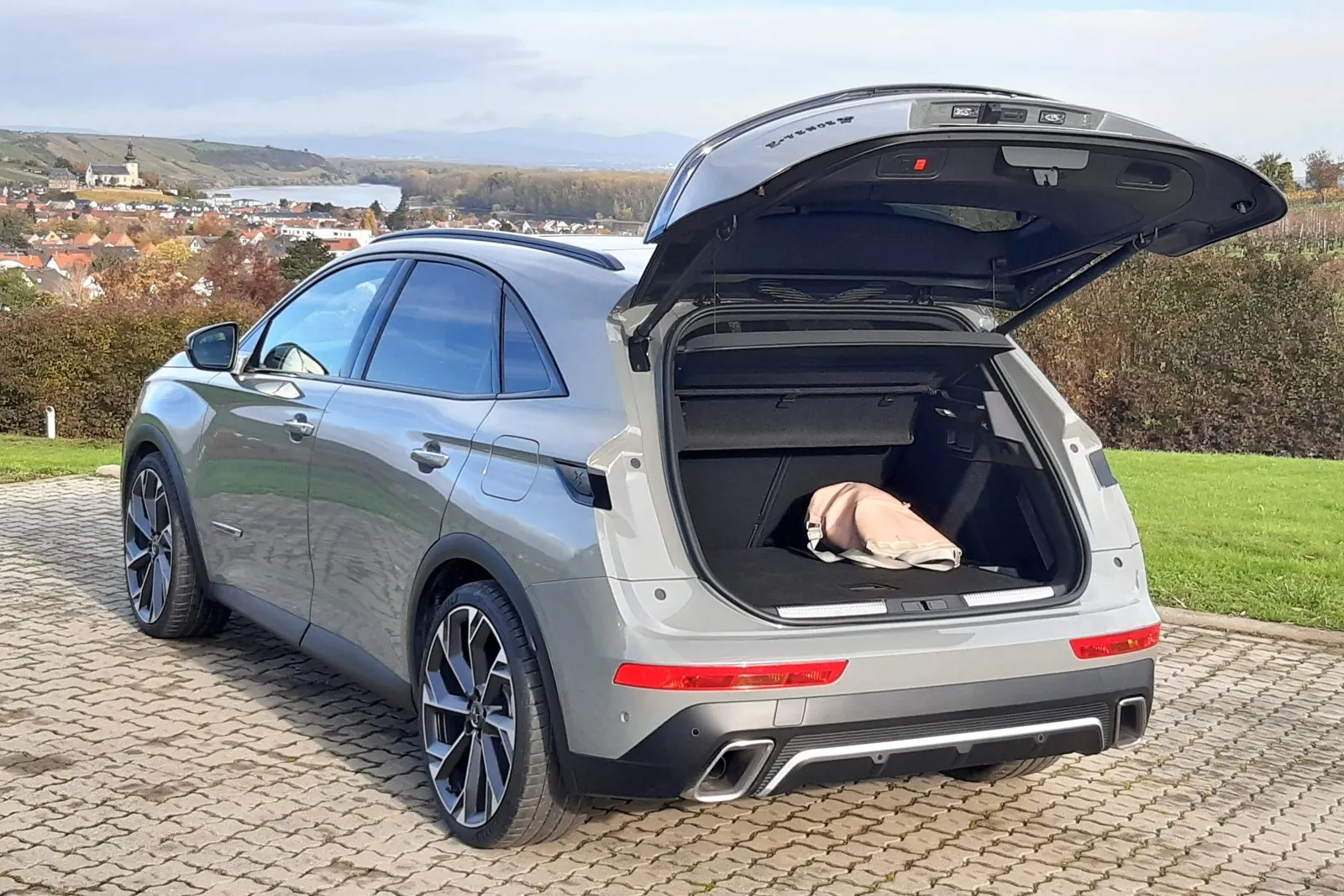 Hinter der Heckklappe steht im SUV ein Stauvolumen von 555 bis 1.750 Liter bereit.