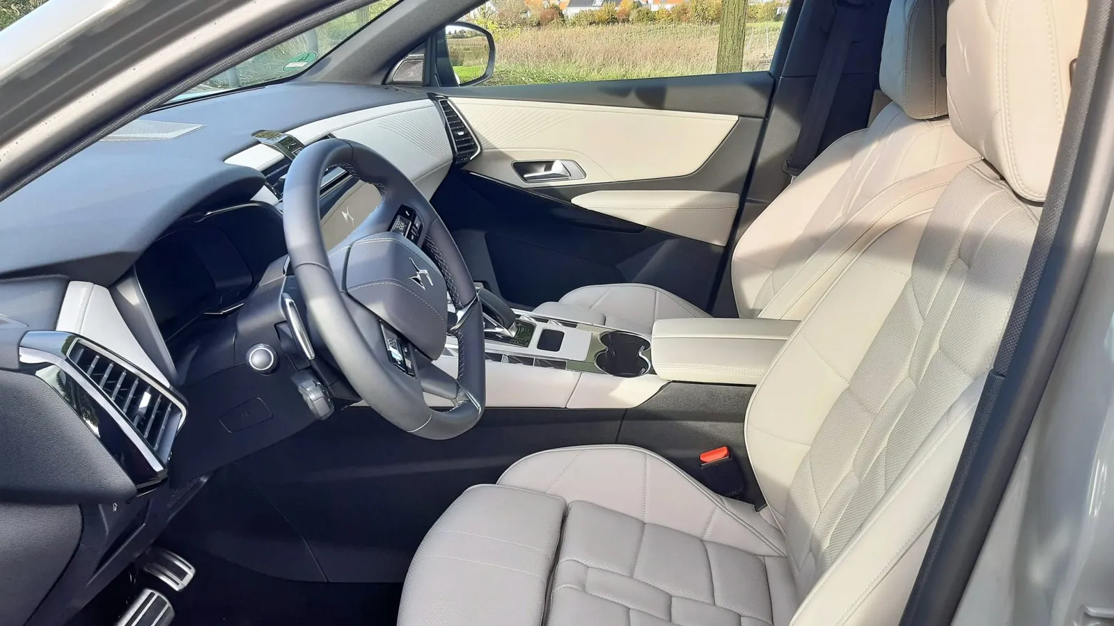 Steingraues Nappa-Leder als neue Ausstattungsoption für das SUV.