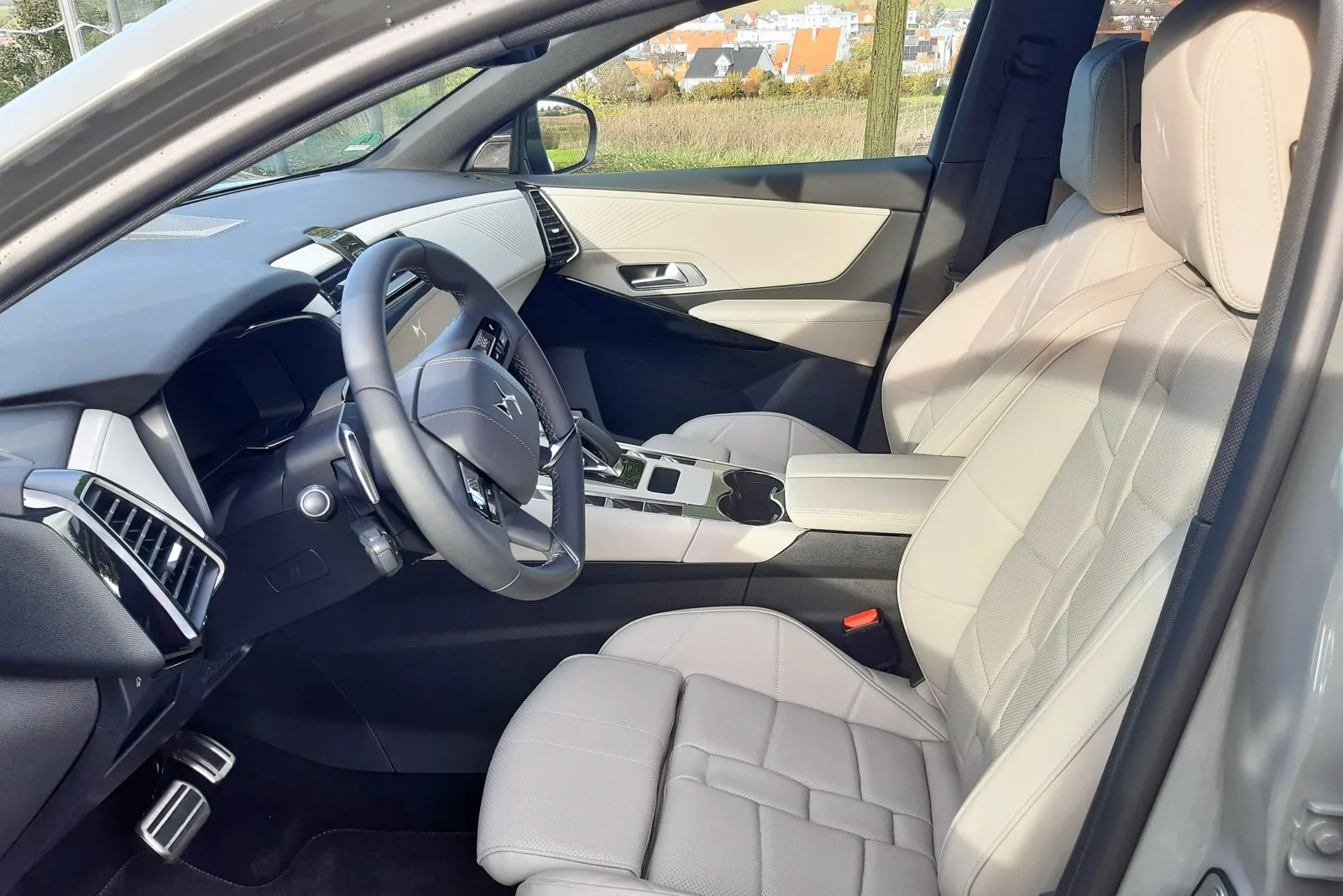 Steingraues Nappa-Leder als neue Ausstattungsoption für das SUV.