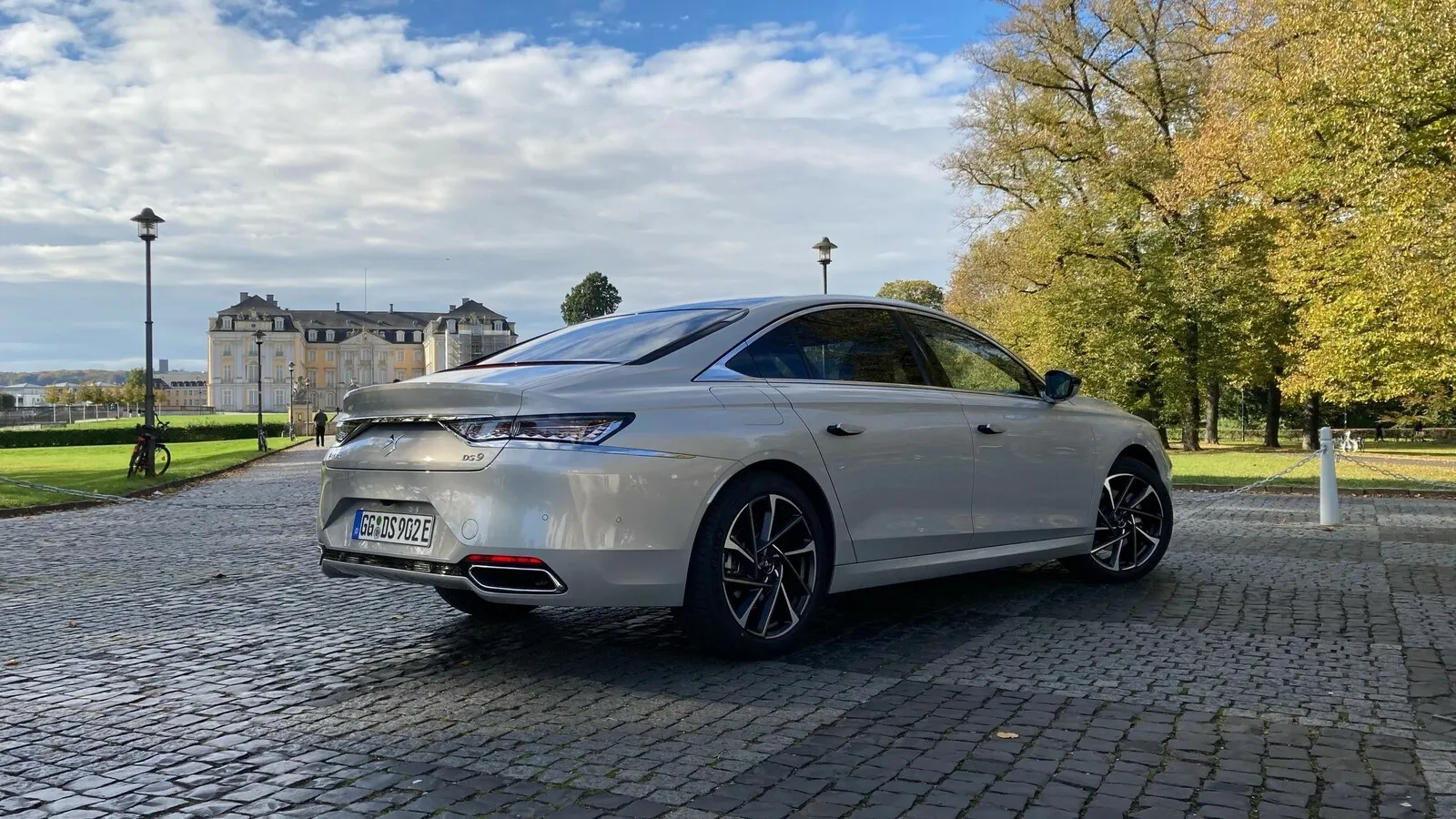 Flach abfallendes, coupéartiges Heck am großen Franzosen DS 9.