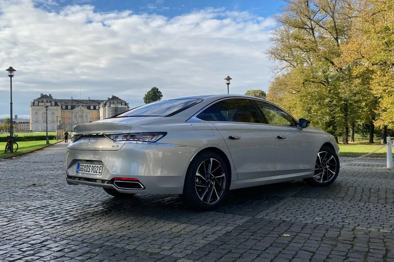 Flach abfallendes, coupéartiges Heck am großen Franzosen DS 9.