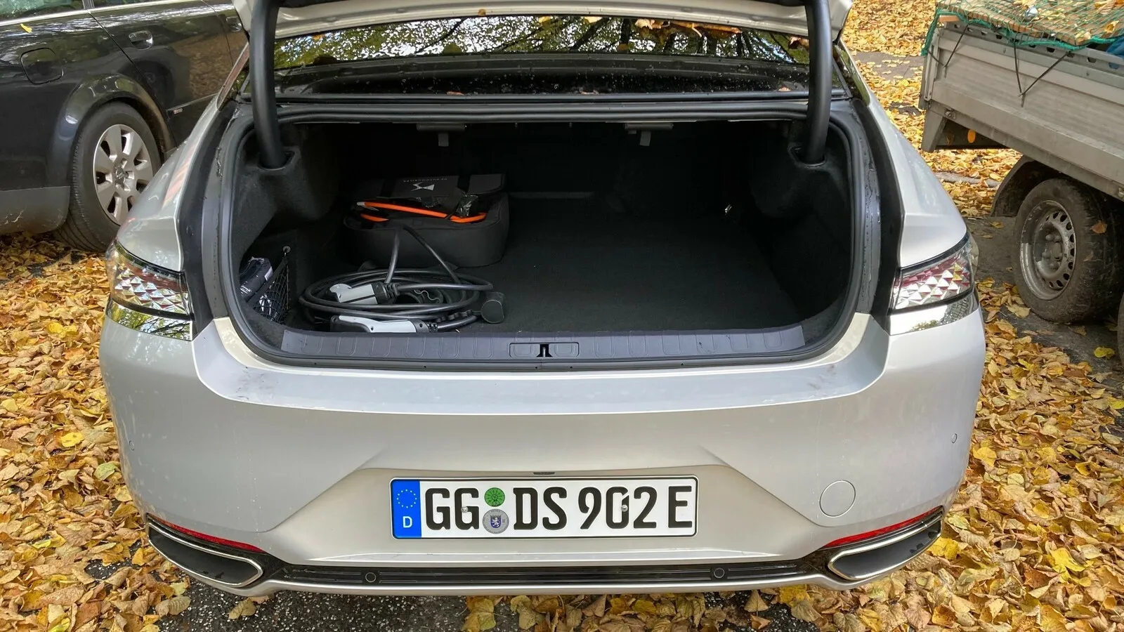 Kleine Ladeluke im DS 9, dahinter 510 Liter Gepäckraum. Den müssen sich Koffer, Taschen und Co. im Plug-in-Hybrid mit den Ladekabeln teilen.