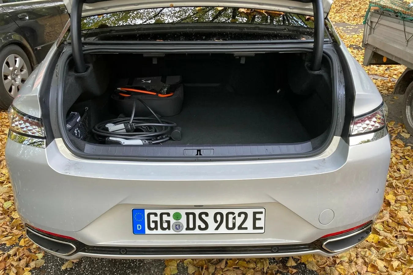 Kleine Ladeluke im DS 9, dahinter 510 Liter Gepäckraum. Den müssen sich Koffer, Taschen und Co. im Plug-in-Hybrid mit den Ladekabeln teilen.