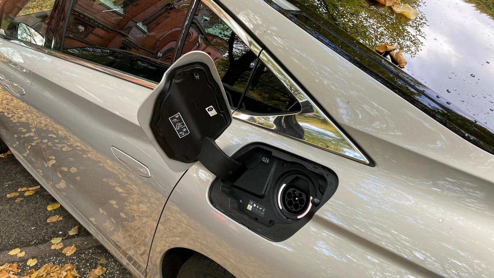 Die Ladeleistung des DS 9 E-Tense beträgt in Deutschland maximal 7,4 kW.