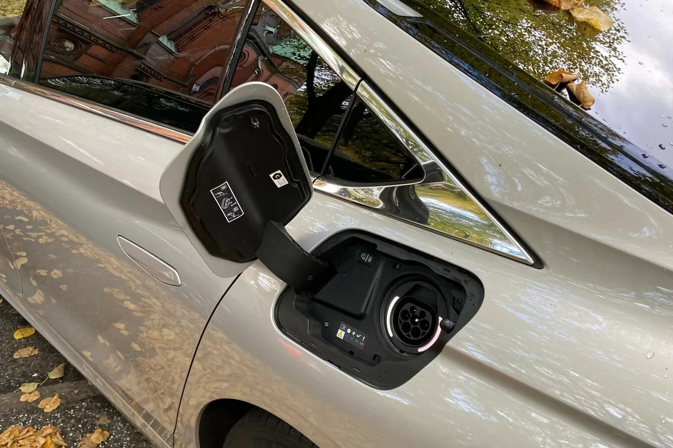 Die Ladeleistung des DS 9 E-Tense beträgt in Deutschland maximal 7,4 kW.