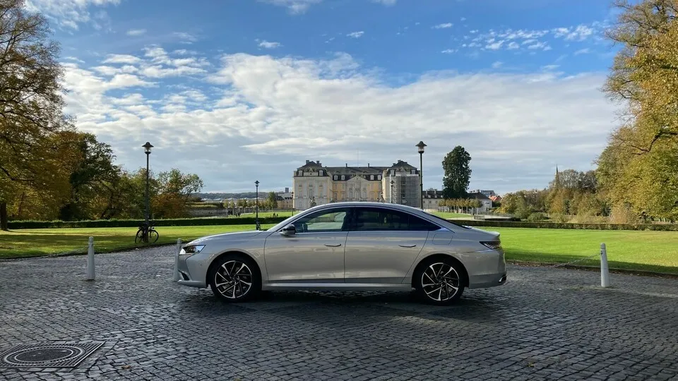 Mit dem DS 9 fährt nach langer Zeit wieder eine Spitzen-Limousine aus dem ehemaligen PSA-Kosmos vor.