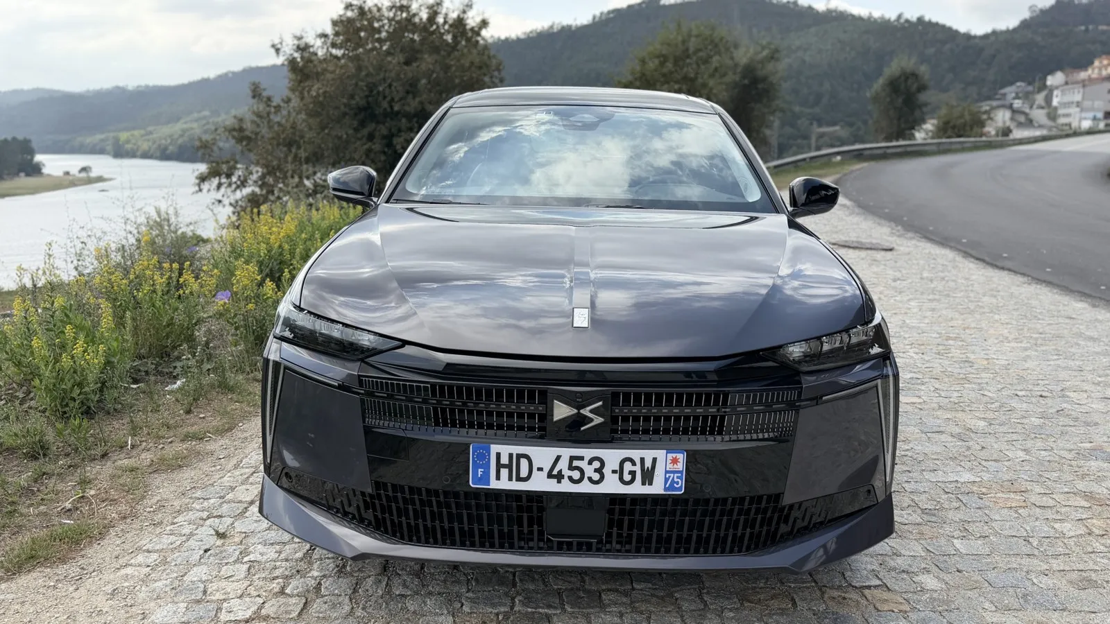 Besonders hervorzuheben ist DS Drive Assist 2.0, das autonome Teilsystem mit halbautomatischer Überholfunktion und Kurvengeschwindigkeitsanpassung, das den DS N°4 zu einem der modernsten Fahrzeuge seiner Klasse macht.
