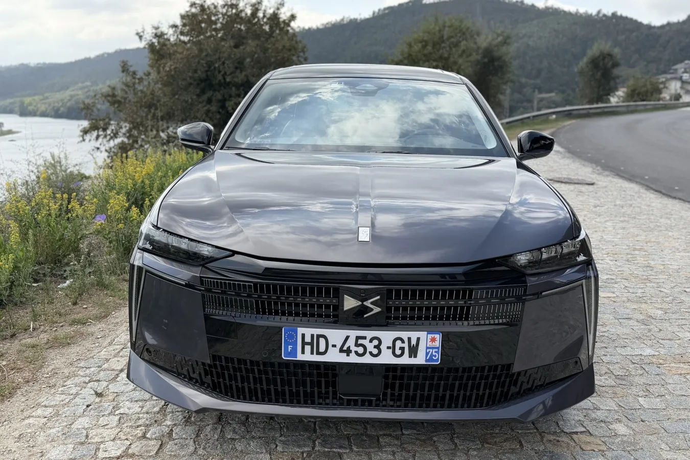 Besonders hervorzuheben ist DS Drive Assist 2.0, das autonome Teilsystem mit halbautomatischer Überholfunktion und Kurvengeschwindigkeitsanpassung, das den DS N°4 zu einem der modernsten Fahrzeuge seiner Klasse macht.