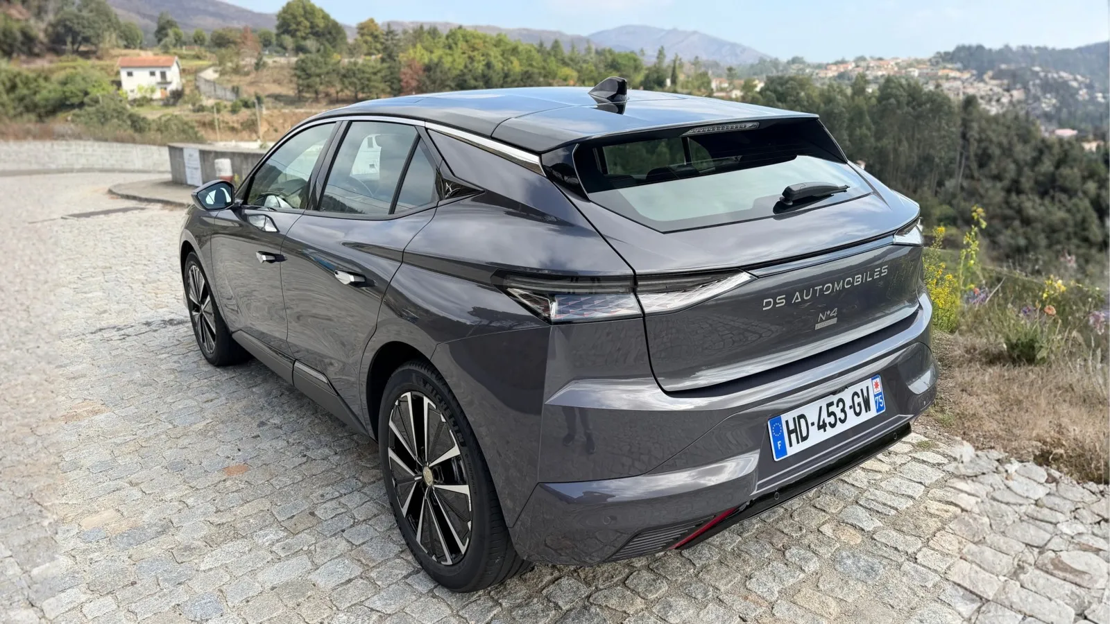 Der agile Teilzeitstromer sprintet mit einer Systemleistung von 225 PS und einem maximalen Drehmoment von 360 Nm in 7,7 Sekunden auf Tempo 100 und schafft 233 km/h Spitze. Die elektrische Version fährt nahezu lautlos (Spitze: 160 km/h) und bietet im Alltag genügend Reichweite (WLTP: bis zu 450 km) für Pendler und Vielfahrer.