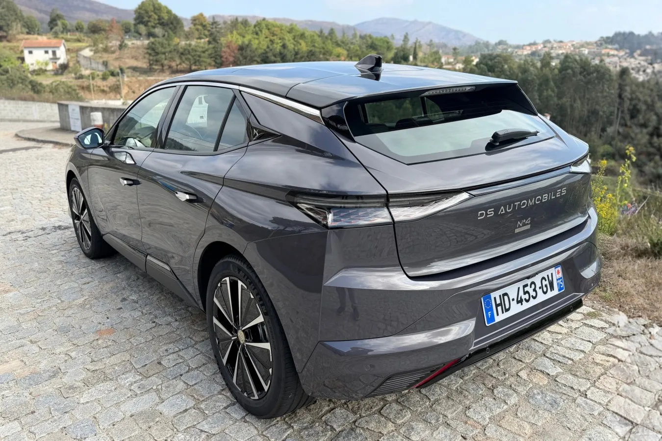 Der agile Teilzeitstromer sprintet mit einer Systemleistung von 225 PS und einem maximalen Drehmoment von 360 Nm in 7,7 Sekunden auf Tempo 100 und schafft 233 km/h Spitze. Die elektrische Version fährt nahezu lautlos (Spitze: 160 km/h) und bietet im Alltag genügend Reichweite (WLTP: bis zu 450 km) für Pendler und Vielfahrer.