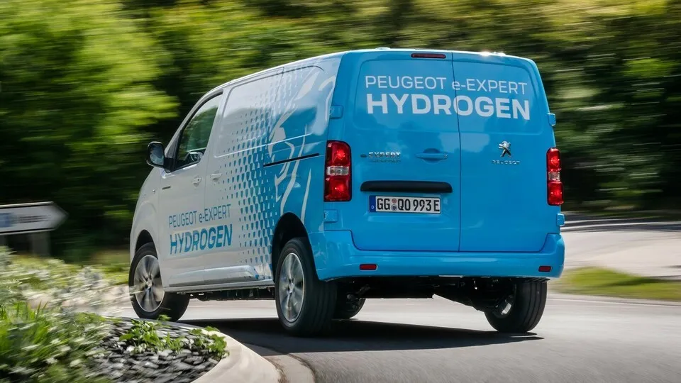 Mit Wasserstoff im Tank fährt der e-Expert Hydrogen bis zu 400 Kilometer weit. Das Volltanken dauert drei Minuten.