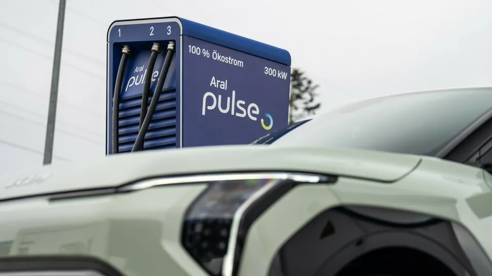 Laut einer Umfrage könnte das Interesse potenzieller Käufer an der E-Auto-Prämie größer sein als die verfügbaren Fördermittel.