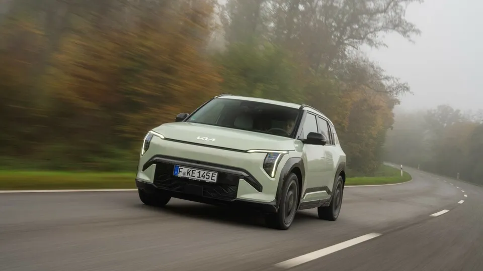 E-Autos dürften sich innerhalb der kommenden 10 Jahre am Automarkt durchsetzen. Dies prognostiziert zumindest eine neue Studie von Strategy&.
