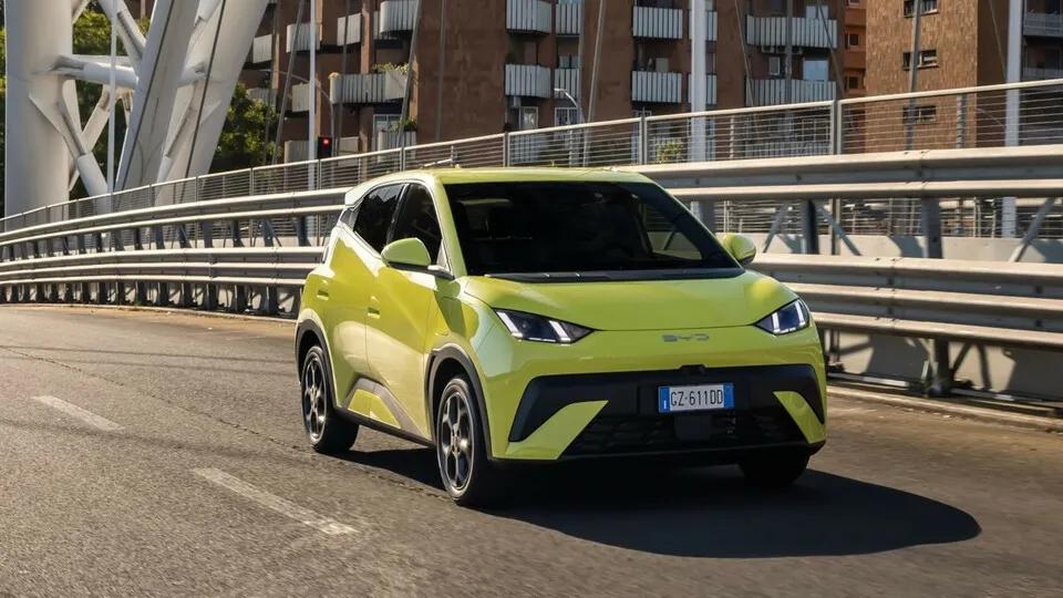 Lange Zeit waren bezahlbare E-Autos wie der Dolphin Surf in Deutschland nicht verfügbar. Wohl auch deshalb glauben viele Autofahrer, dass E-Autos zu teuer sind.