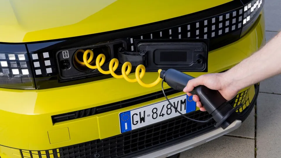 Blockiergebühren an Ladesäulen sind ein Ärgernis für viele E-Autofahrer. Die Politik plant nun Einschränkungen bei den Gebühren.