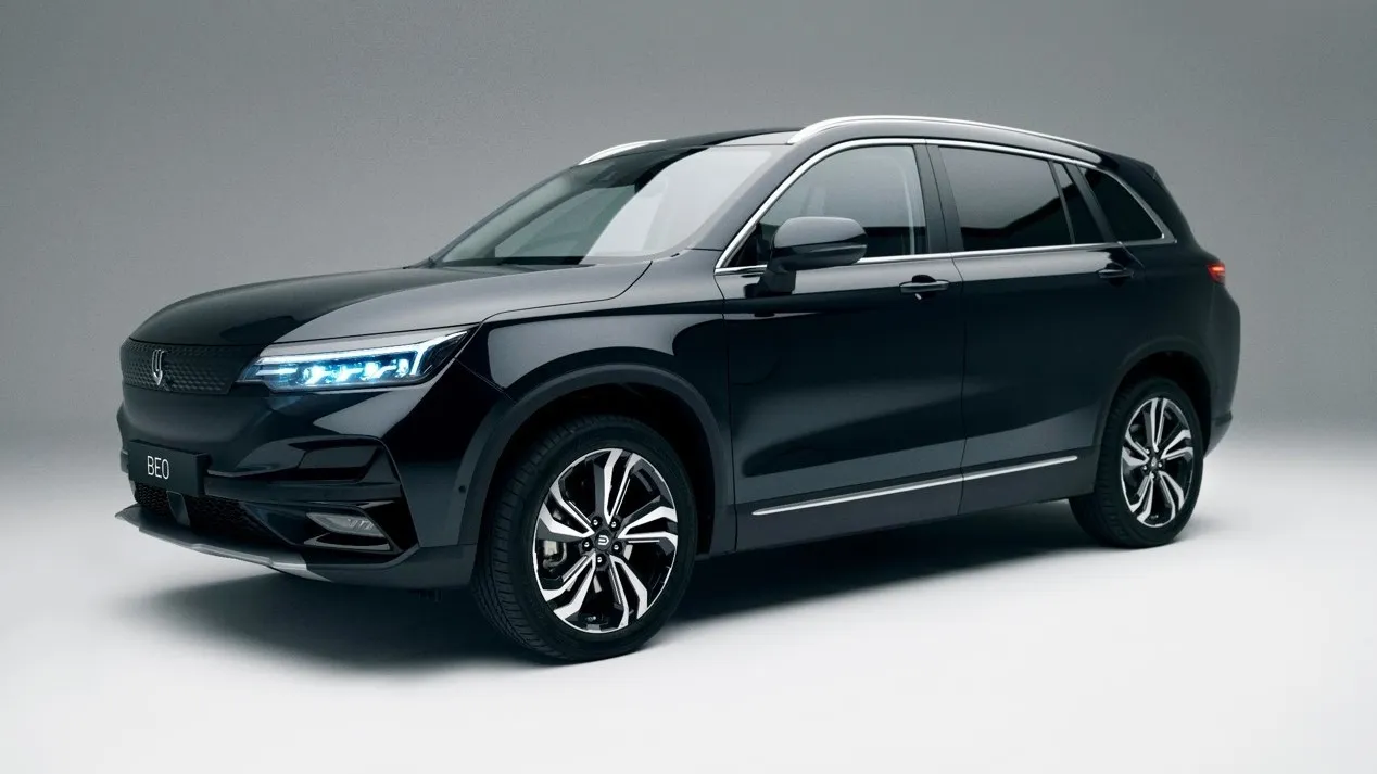 … das ebenfalls vollelektrische Mittelklasse-SUV Beo.