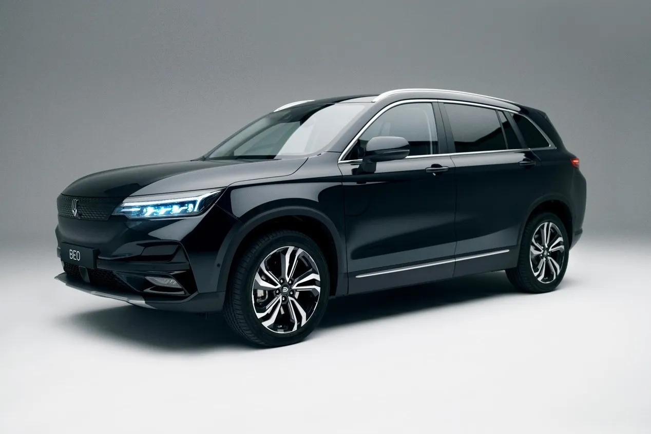 … das ebenfalls vollelektrische Mittelklasse-SUV Beo.