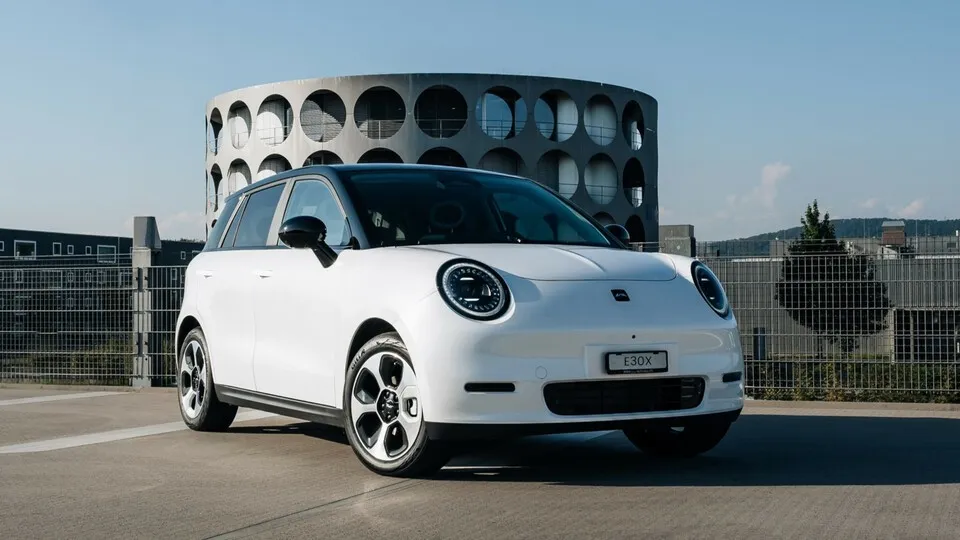 Der Elektrokleinwagen JAC E30X ist nun auch in Deutschland bestellbar.