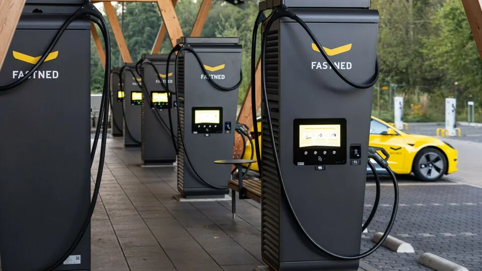 Ein Gerichtsurteil könnte den Ausbau von Schnellladesäulen an Autobahnraststätten beschleunigen.