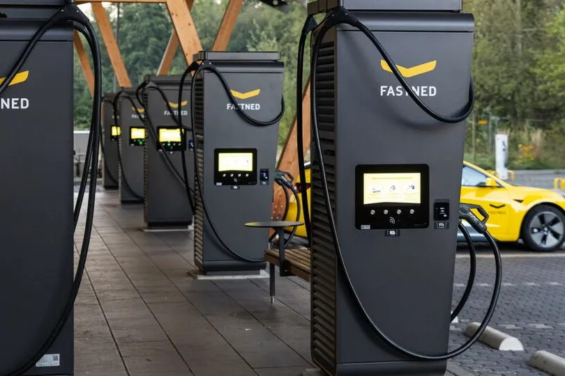 Ein Gerichtsurteil könnte den Ausbau von Schnellladesäulen an Autobahnraststätten beschleunigen.