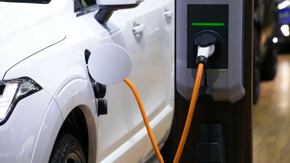 Die Reparaturen von Elektroautos werden durchschnittlich günstiger und gleichen sich denen der Verbrenner an.