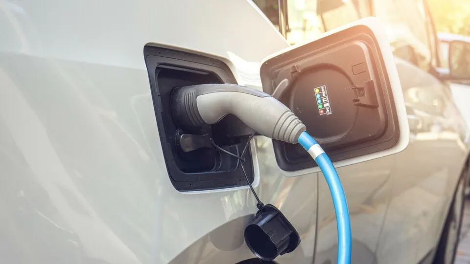 Beim Laden von Firmenwagen zu Hause zählt künftig jedes Kilowatt: Die neue BMF-Regelung macht eine genaue Strommessung zur Voraussetzung für die steuerfreie Kostenerstattung.