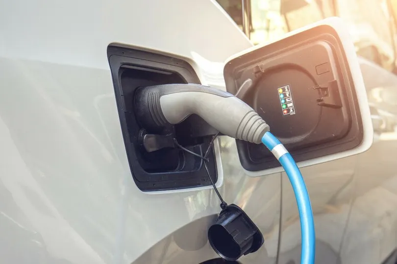 Beim Laden von Firmenwagen zu Hause zählt künftig jedes Kilowatt: Die neue BMF-Regelung macht eine genaue Strommessung zur Voraussetzung für die steuerfreie Kostenerstattung.