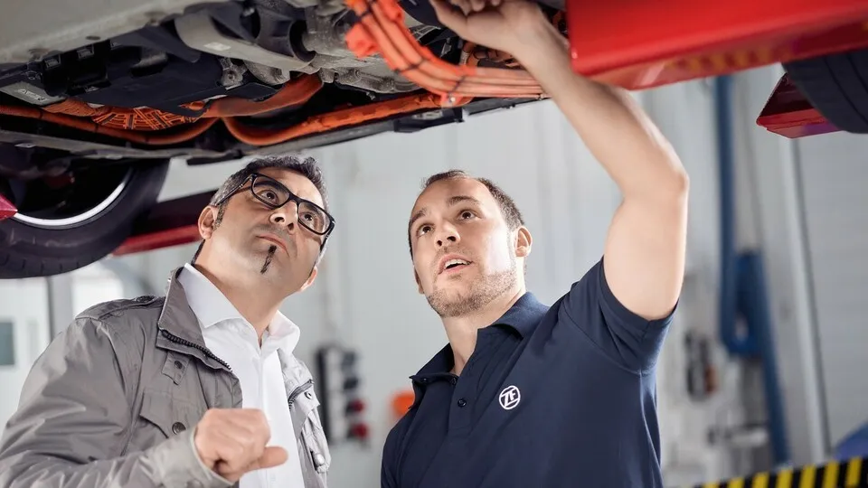 Die meisten markenunabhängigen Werkstätten haben sich inzwischen der Elektromobilität geöffnet und in Weiterbildung und Werkstattausrüstung investiert.