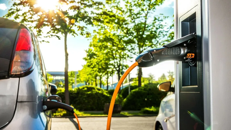 Ladeinfrastruktur bleibt laut ZDK ein zentrales Hemmnis für die Verbreitung von E-Fahrzeugen im privaten Bereich.