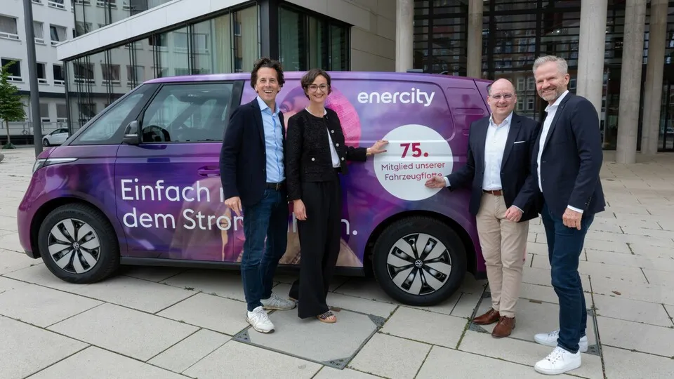 Zum 75. Jubiläum des VW Bulli konnte jetzt der 75. vollelektrische ID.Buzz in der enercity Flotte begrüßt werden und wurde vom VWN Vorstand persönlich übergeben: (v. l.) Christian Haferkamp (Chief Sales Officer bei enercity), Aurélie Alemany (Vorstandsvorsitzende enercity), Lars Krause (Vertriebsvorstand VWN) und Steffen Reiche (Produktionsvorstand VWN)