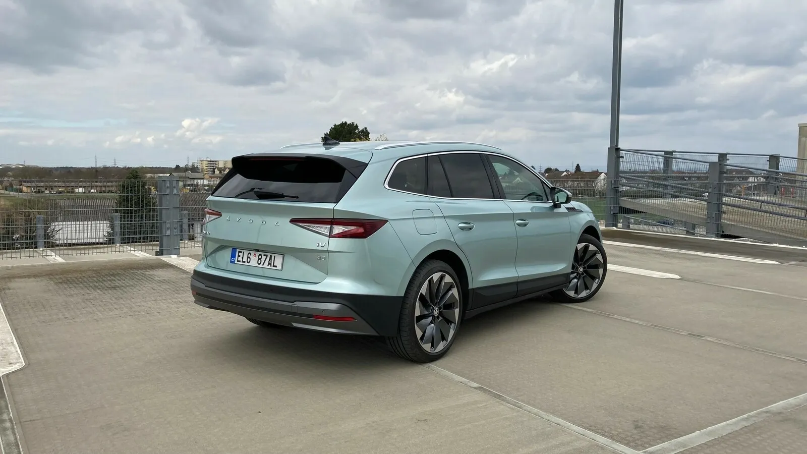 Untypisch für Skoda sind die komplett horizontalen Rückleuchten.