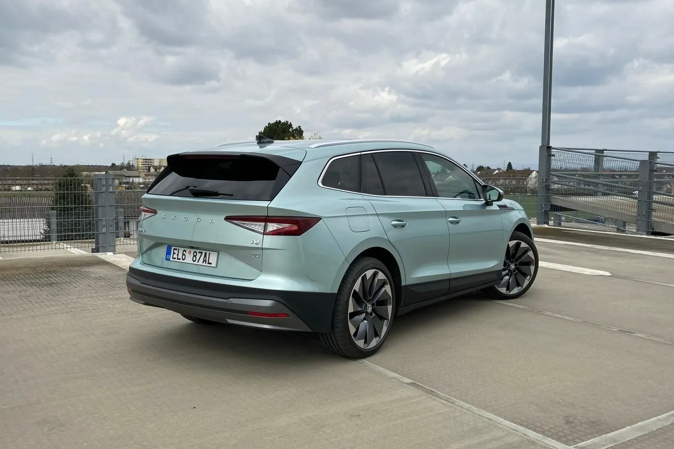 Untypisch für Skoda sind die komplett horizontalen Rückleuchten.