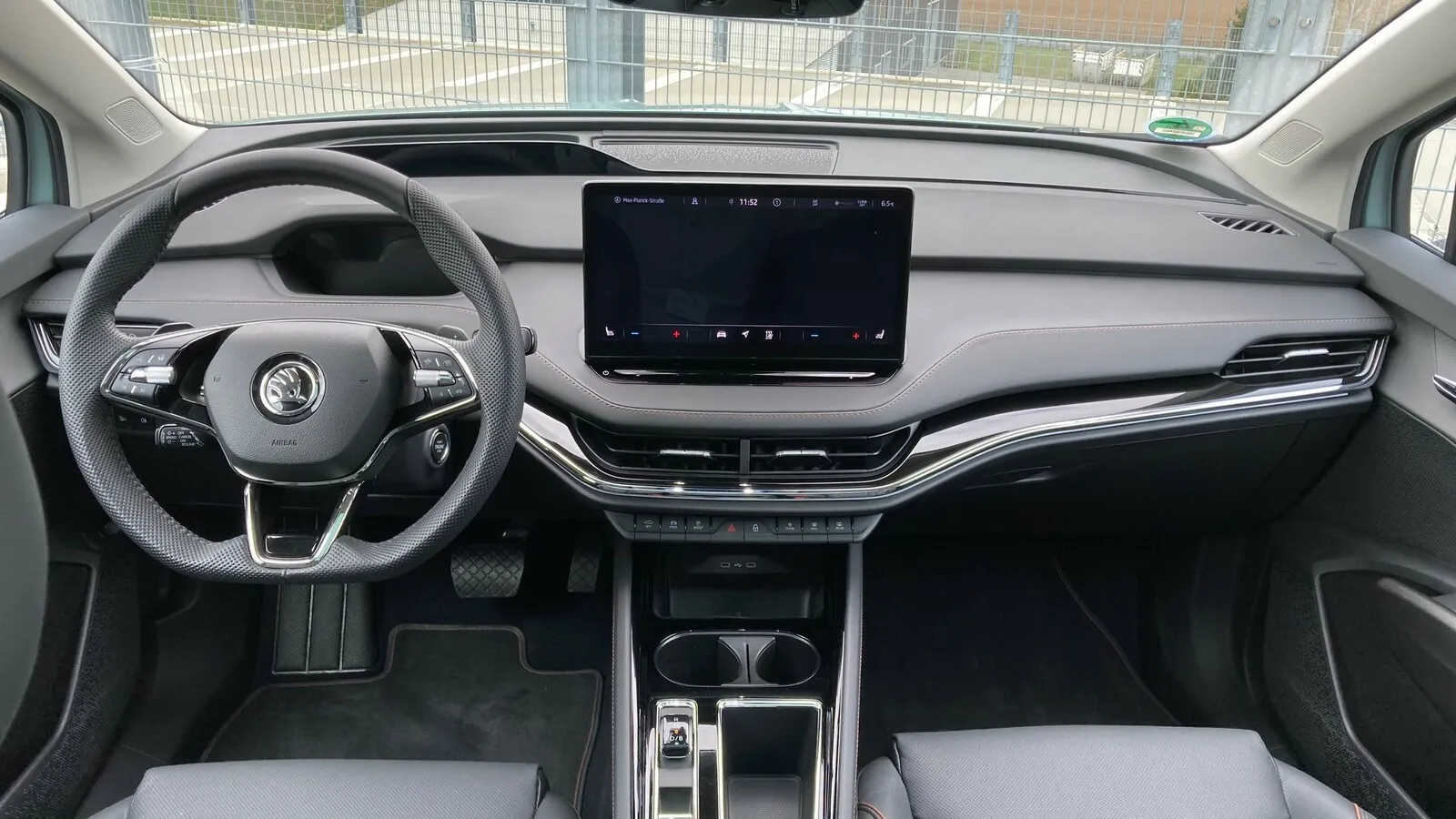 Digitales Cockpit, aber doch noch ein paar Schalter und Tasten.