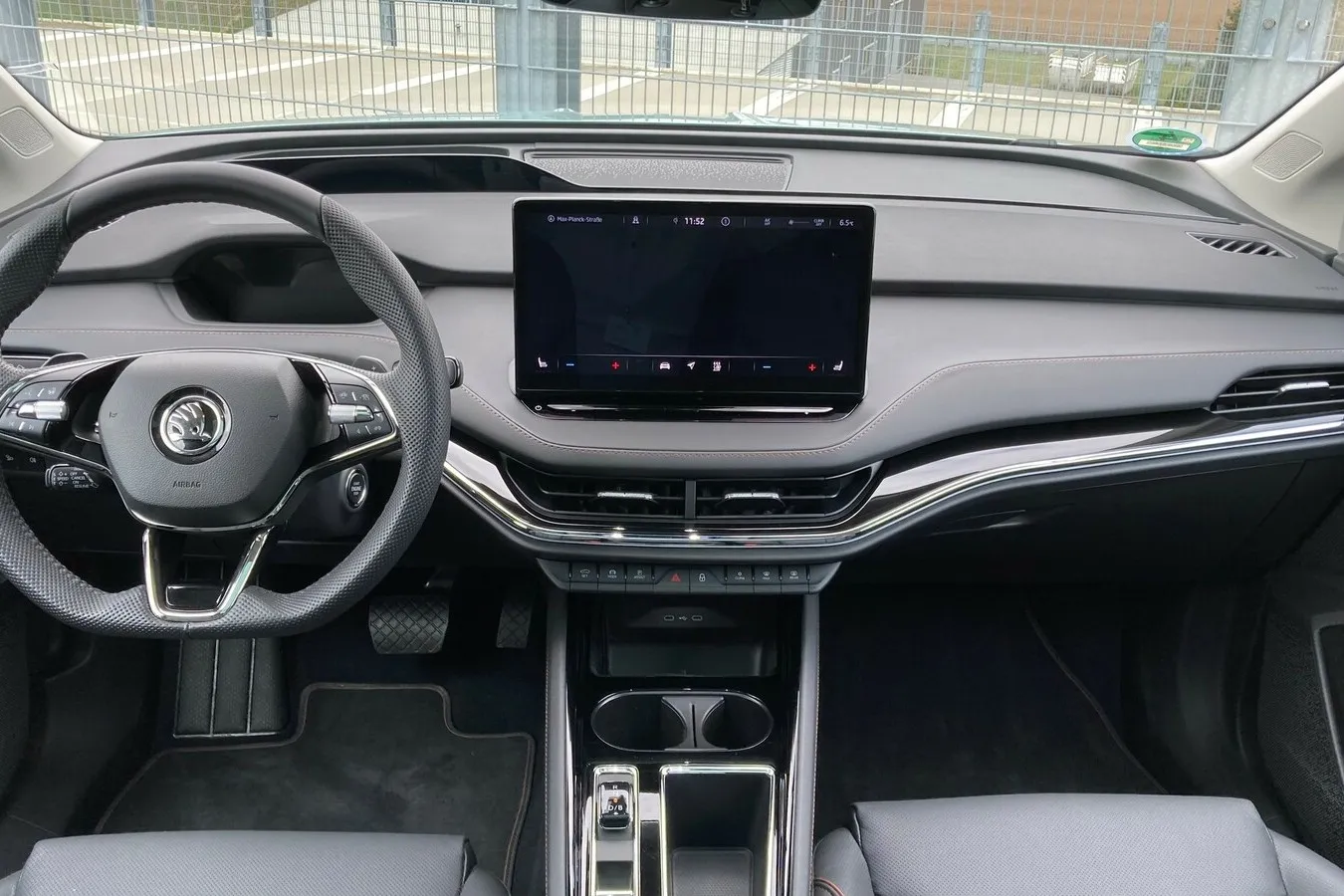 Digitales Cockpit, aber doch noch ein paar Schalter und Tasten.