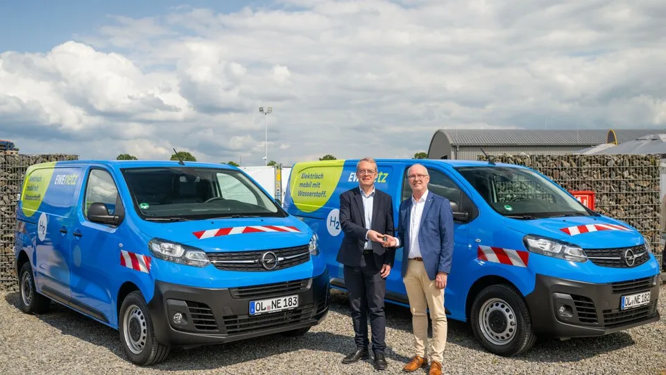 Handshake bei der Fahrzeugübergabe: Jean-Michel Billig, CTO Stellantis (l.), mit Torsten Maus, Geschäftsführer EWE Netz